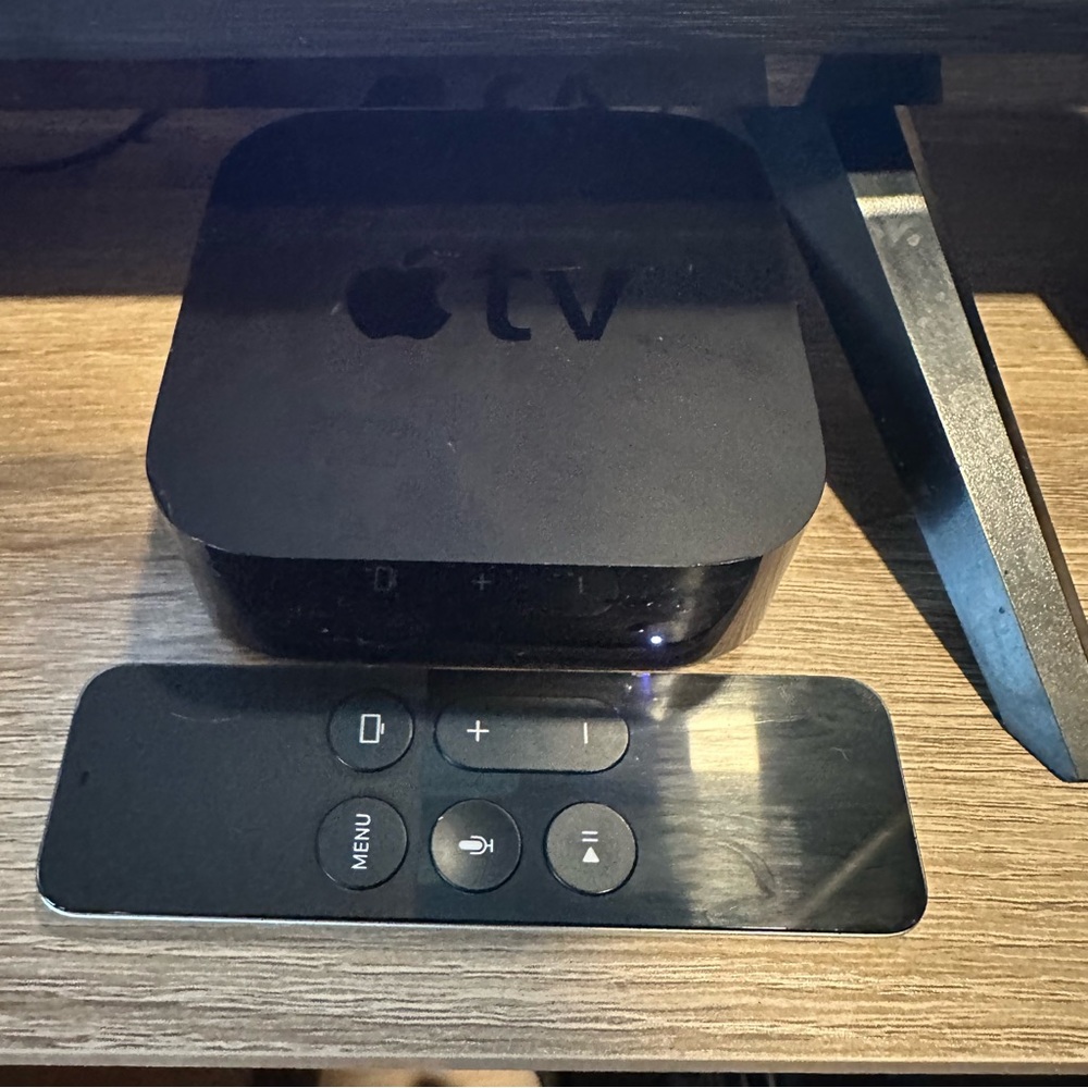 Apple TV A1625 HD 4th Gen 32 GB Media w Streamer Remote HDMI & Power Cord!